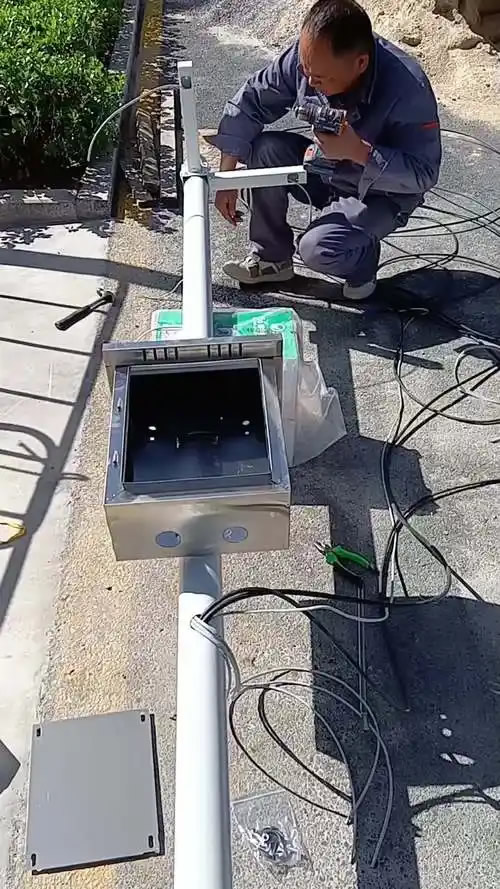 監控安裝工的日常生活與挑戰:守護安全的無名英雄 監控安裝工的日常生活與挑戰:守護安全的無名英雄